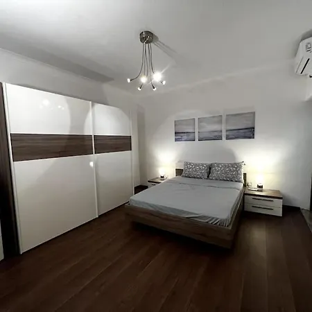 아파트 Spacious, Central 3Br Apartment With Backyard
