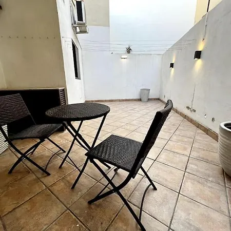 Apartment Spacious, Central 3Br Apartment With Backyard *